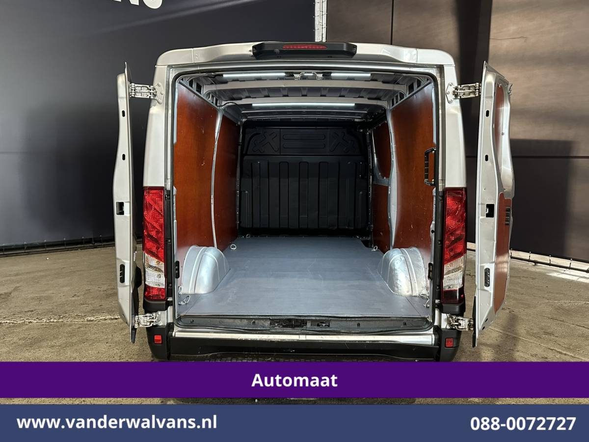 Iveco Daily Iveco Daily 35S16V 157pk Automaat 3500kg Trekhaak L2H1 Euro6 Airco | Camera | Navigatie | LM Velgen Cruisecontrol, Bijrijdersbank