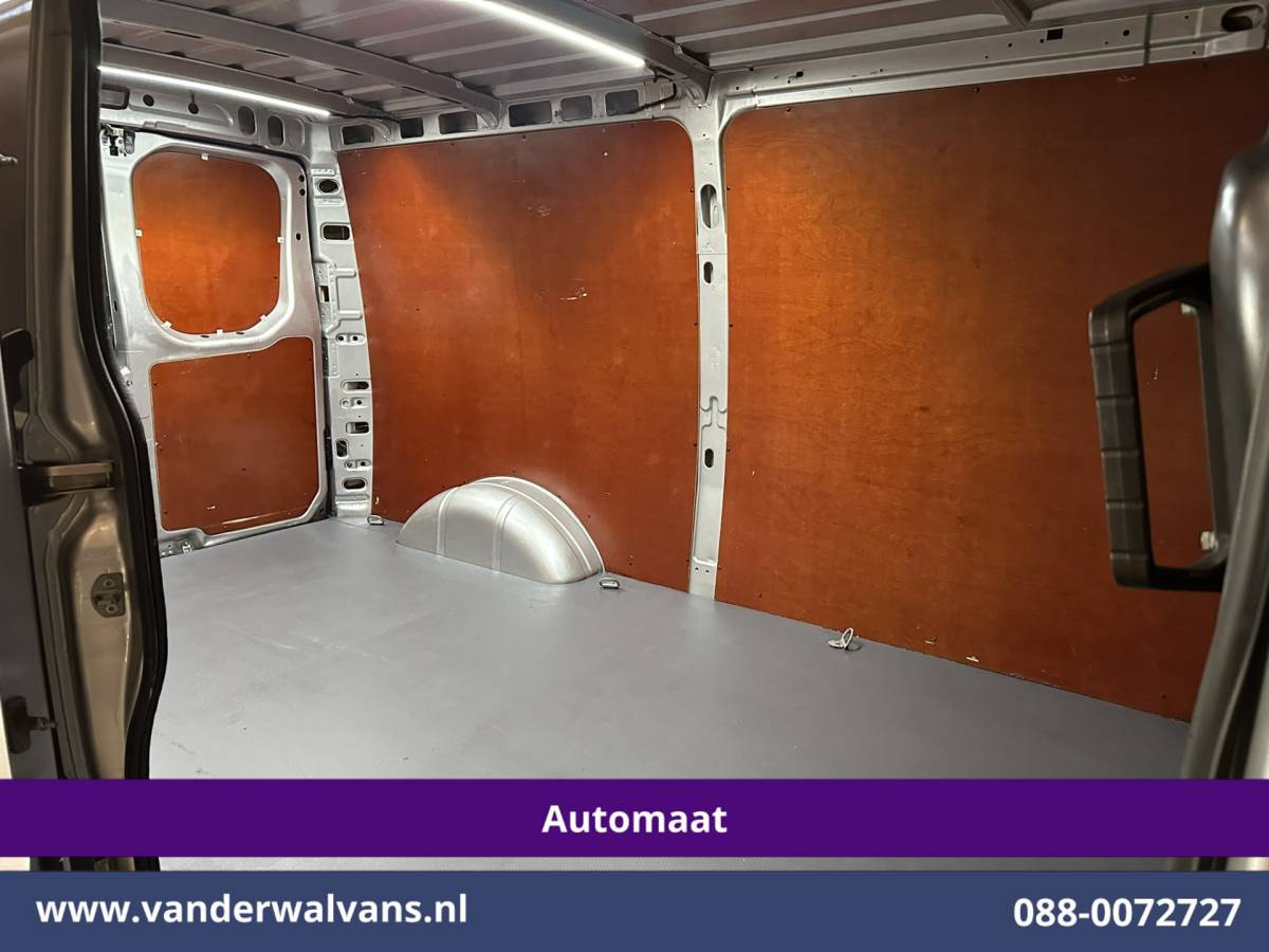 Iveco Daily Iveco Daily 35S16V 157pk Automaat 3500kg Trekhaak L2H1 Euro6 Airco | Camera | Navigatie | LM Velgen Cruisecontrol, Bijrijdersbank