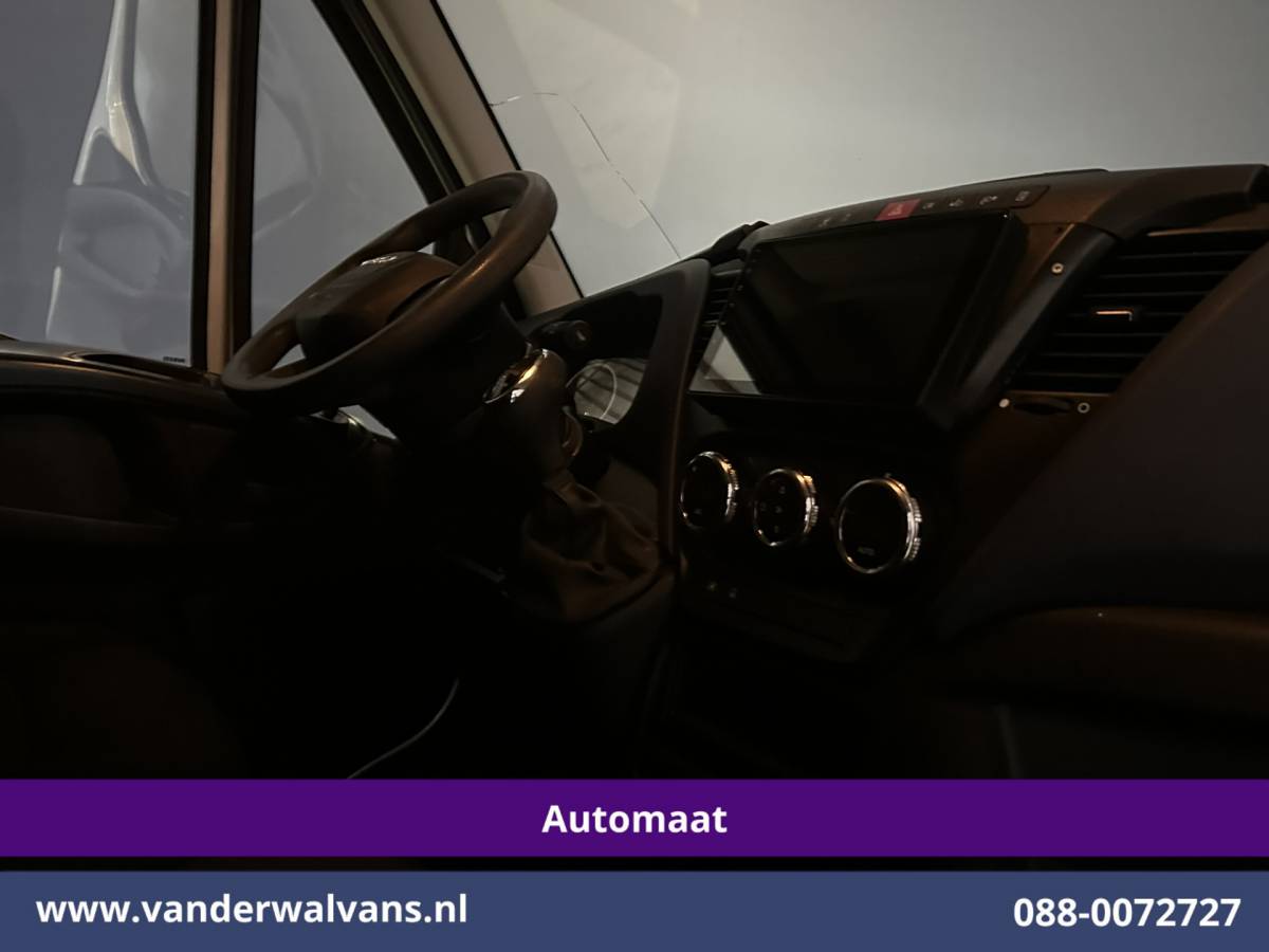 Iveco Daily Iveco Daily 35S16V 157pk Automaat 3500kg Trekhaak L2H1 Euro6 Airco | Camera | Navigatie | LM Velgen Cruisecontrol, Bijrijdersbank