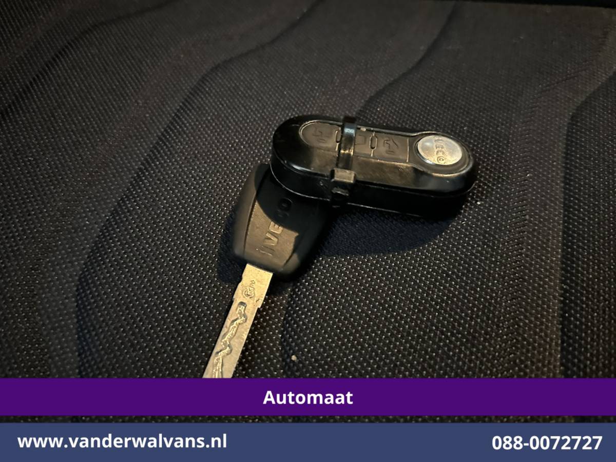 Iveco Daily Iveco Daily 35S16V 157pk Automaat 3500kg Trekhaak L2H1 Euro6 Airco | Camera | Navigatie | LM Velgen Cruisecontrol, Bijrijdersbank