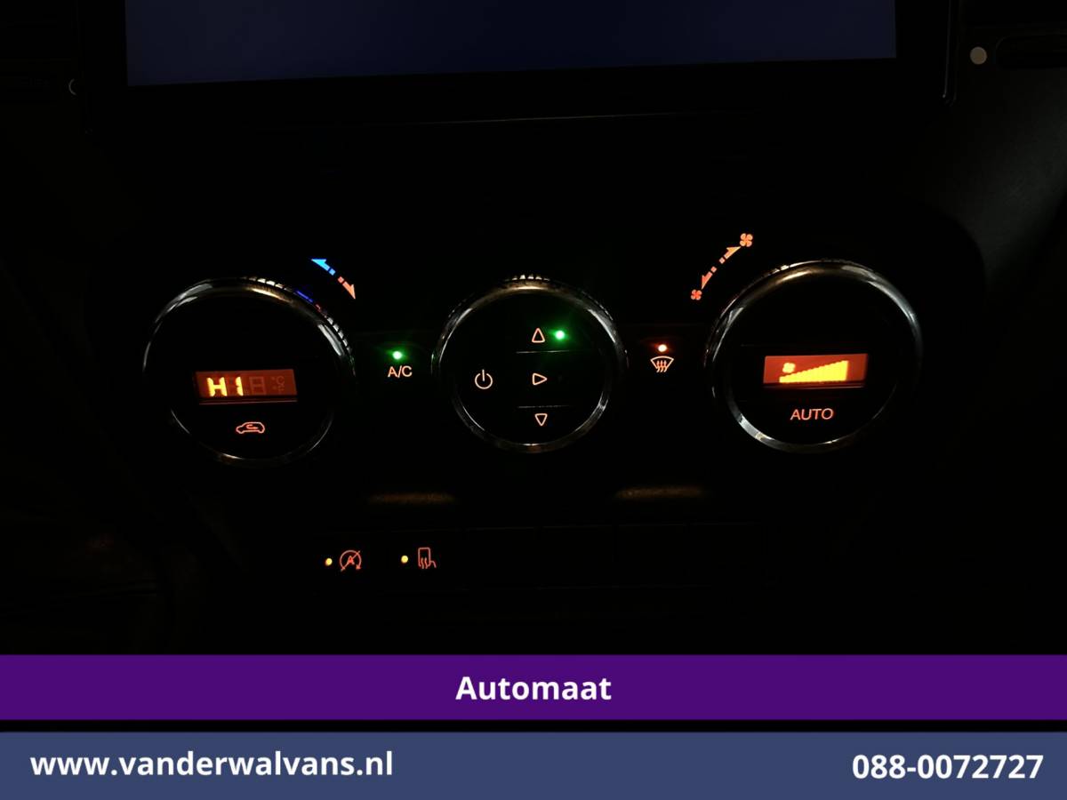 Iveco Daily Iveco Daily 35S16V 157pk Automaat 3500kg Trekhaak L2H1 Euro6 Airco | Camera | Navigatie | LM Velgen Cruisecontrol, Bijrijdersbank