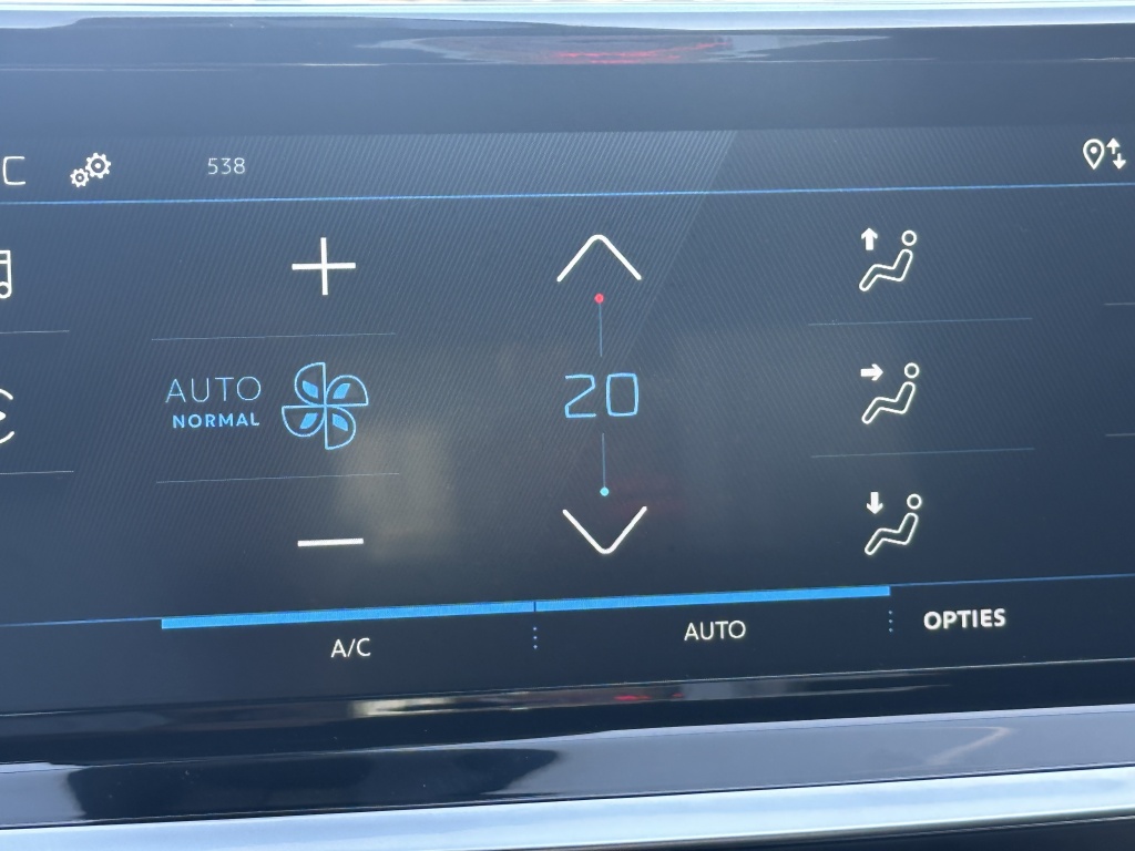 Peugeot 2008 Peugeot 2008 1.2 Hybrid Style 136 PK | CarPlay | Climate | Parkeersensoren |