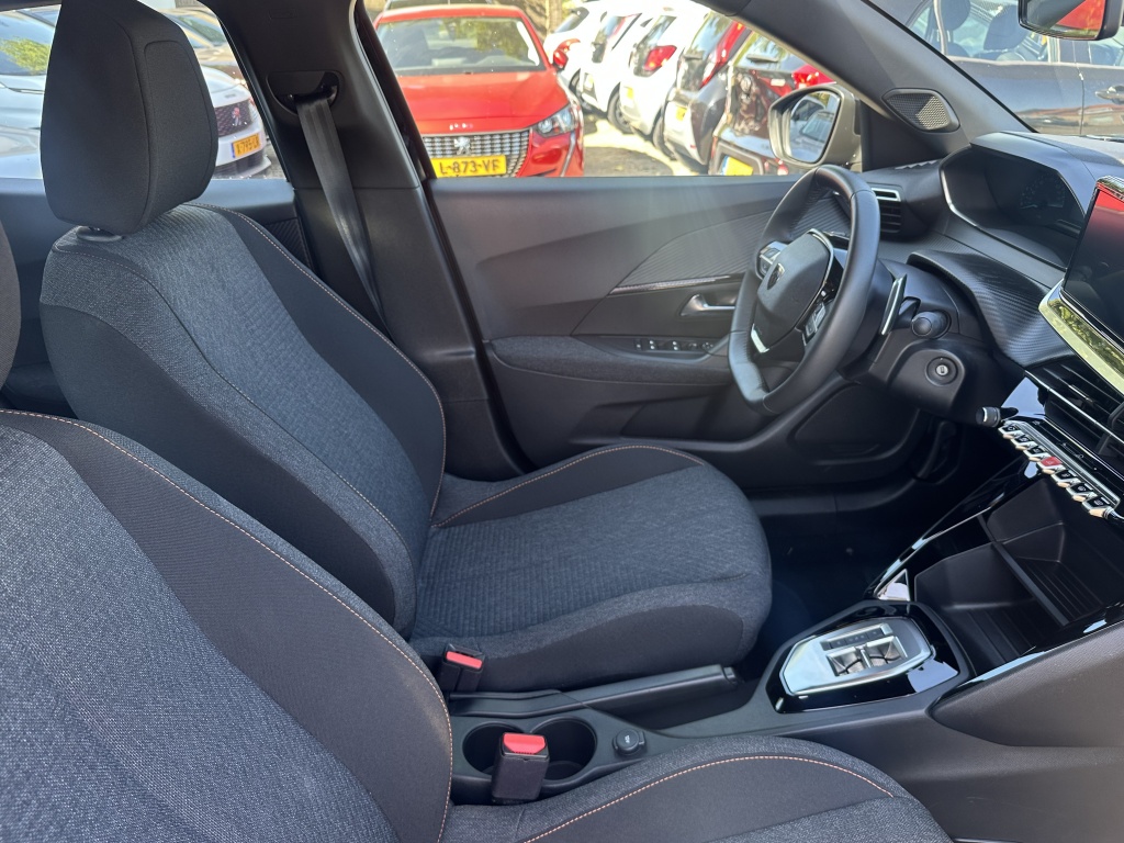 Peugeot 2008 Peugeot 2008 1.2 Hybrid Style 136 PK | CarPlay | Climate | Parkeersensoren |