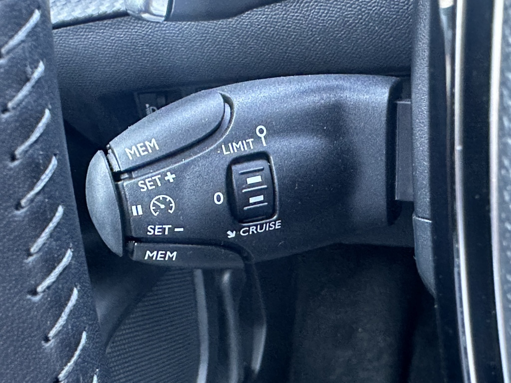 Peugeot 2008 Peugeot 2008 1.2 Hybrid Style 136 PK | CarPlay | Climate | Parkeersensoren |