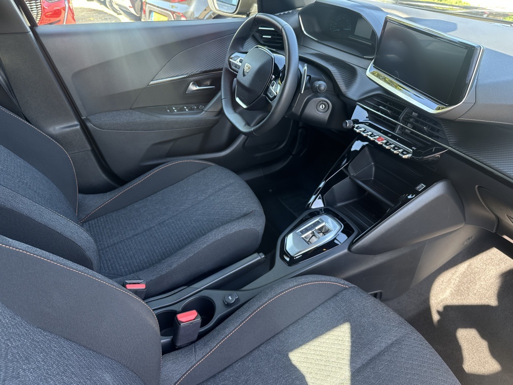 Peugeot 2008 Peugeot 2008 1.2 Hybrid Style 136 PK | CarPlay | Climate | Parkeersensoren |