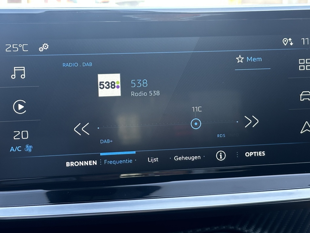 Peugeot 2008 Peugeot 2008 1.2 Hybrid Style 136 PK | CarPlay | Climate | Parkeersensoren |