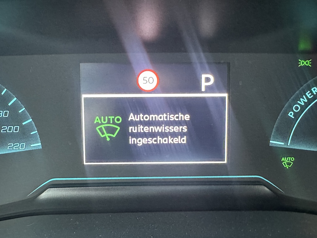 Peugeot 2008 Peugeot 2008 1.2 Hybrid Style 136 PK | CarPlay | Climate | Parkeersensoren |