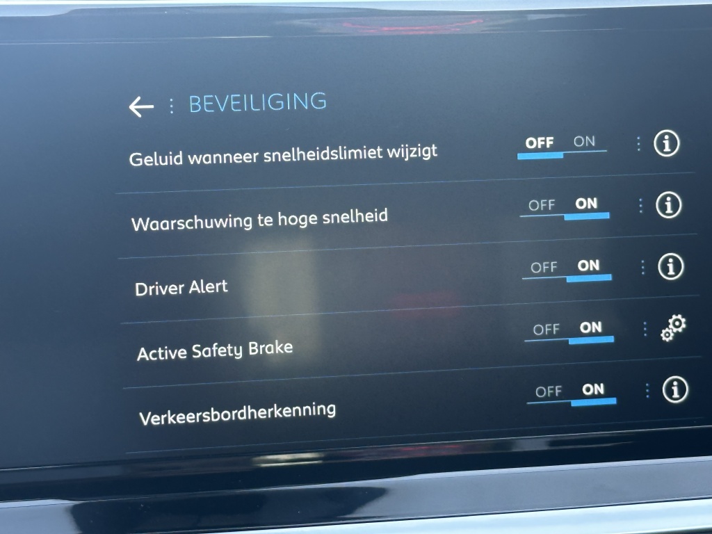 Peugeot 2008 Peugeot 2008 1.2 Hybrid Style 136 PK | CarPlay | Climate | Parkeersensoren |