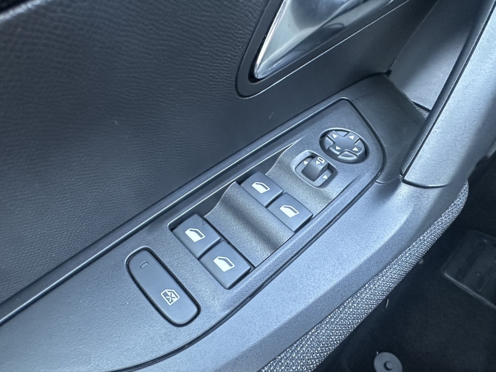 Peugeot 2008 Peugeot 2008 1.2 Hybrid Style 136 PK | CarPlay | Climate | Parkeersensoren |
