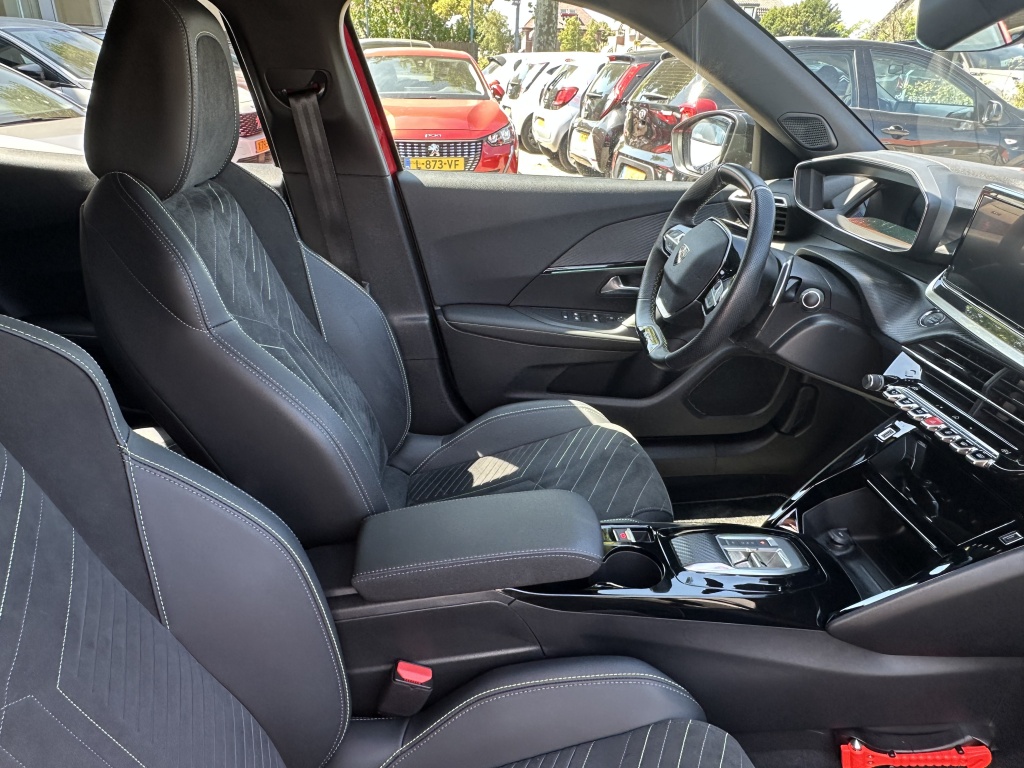 Peugeot 2008 Peugeot 2008 1.2 GT 130 PK Automaat | Alcantara | Stoelmassage |