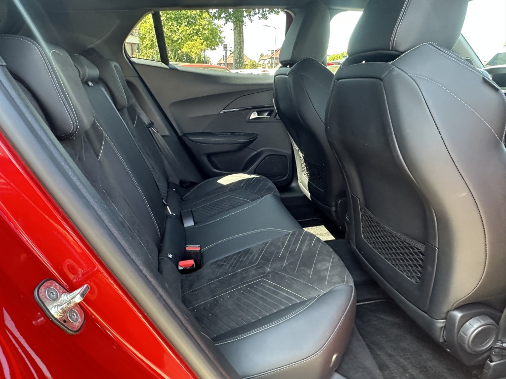 Peugeot 2008 Peugeot 2008 1.2 GT 130 PK Automaat | Alcantara | Stoelmassage |