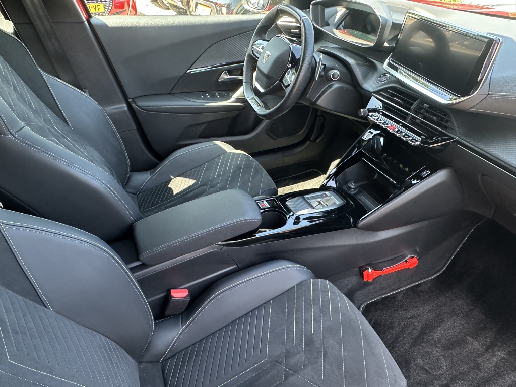 Peugeot 2008 Peugeot 2008 1.2 GT 130 PK Automaat | Alcantara | Stoelmassage |