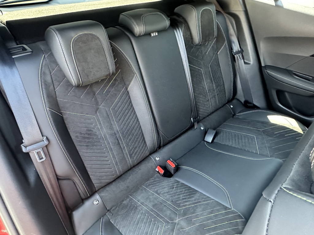 Peugeot 2008 Peugeot 2008 1.2 GT 130 PK Automaat | Alcantara | Stoelmassage |