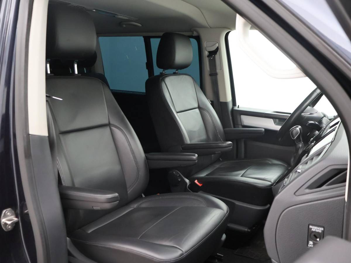 Volkswagen Transporter Volkswagen Transporter CARAVELLE 2.0 TDI 204 PK DSG DUBBEL CABINE + CAMERA | CARPLAY | LEDER | 18 INCH | LED | STOELVERWARMING