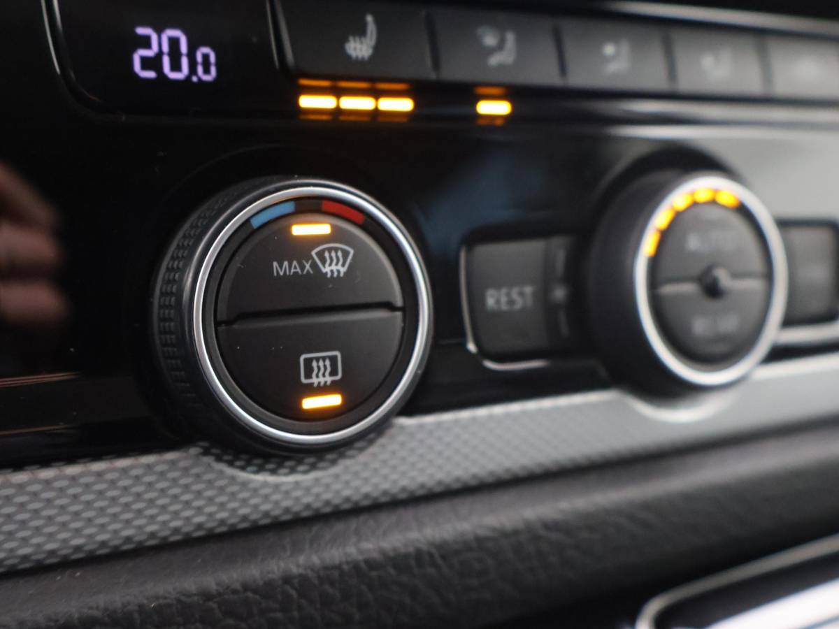 Volkswagen Transporter Volkswagen Transporter CARAVELLE 2.0 TDI 204 PK DSG DUBBEL CABINE + CAMERA | CARPLAY | LEDER | 18 INCH | LED | STOELVERWARMING