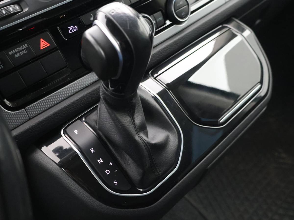 Volkswagen Transporter Volkswagen Transporter CARAVELLE 2.0 TDI 204 PK DSG DUBBEL CABINE + CAMERA | CARPLAY | LEDER | 18 INCH | LED | STOELVERWARMING