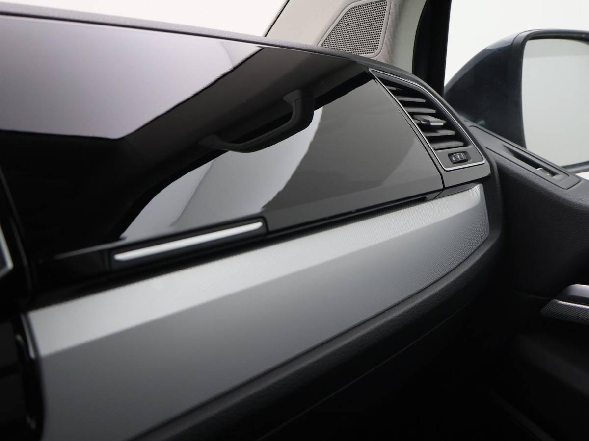 Volkswagen Transporter Volkswagen Transporter CARAVELLE 2.0 TDI 204 PK DSG DUBBEL CABINE + CAMERA | CARPLAY | LEDER | 18 INCH | LED | STOELVERWARMING