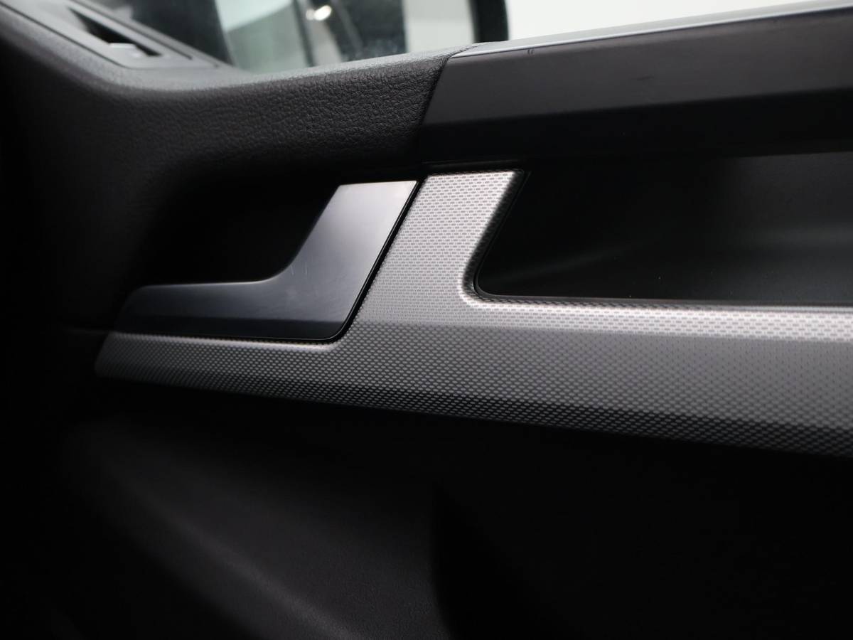 Volkswagen Transporter Volkswagen Transporter CARAVELLE 2.0 TDI 204 PK DSG DUBBEL CABINE + CAMERA | CARPLAY | LEDER | 18 INCH | LED | STOELVERWARMING