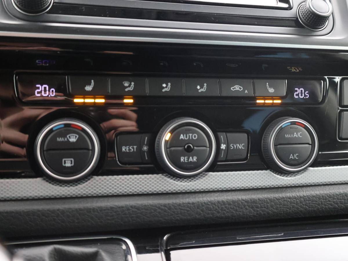 Volkswagen Transporter Volkswagen Transporter CARAVELLE 2.0 TDI 204 PK DSG DUBBEL CABINE + CAMERA | CARPLAY | LEDER | 18 INCH | LED | STOELVERWARMING