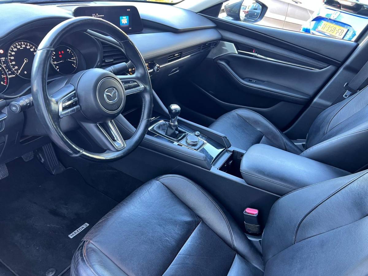 Mazda 3 Mazda 3 2.0 e-SkyActiv-G M Hybrid 122 Luxury |18″LM VELGEN | A.CAMERA | LEDER | Bose AUDIO | HEAD-UP DISPLAY | ADAPTIVE CRUISE | APPLE CARPLAY/ANDROID AUTO | NED.AUTO |