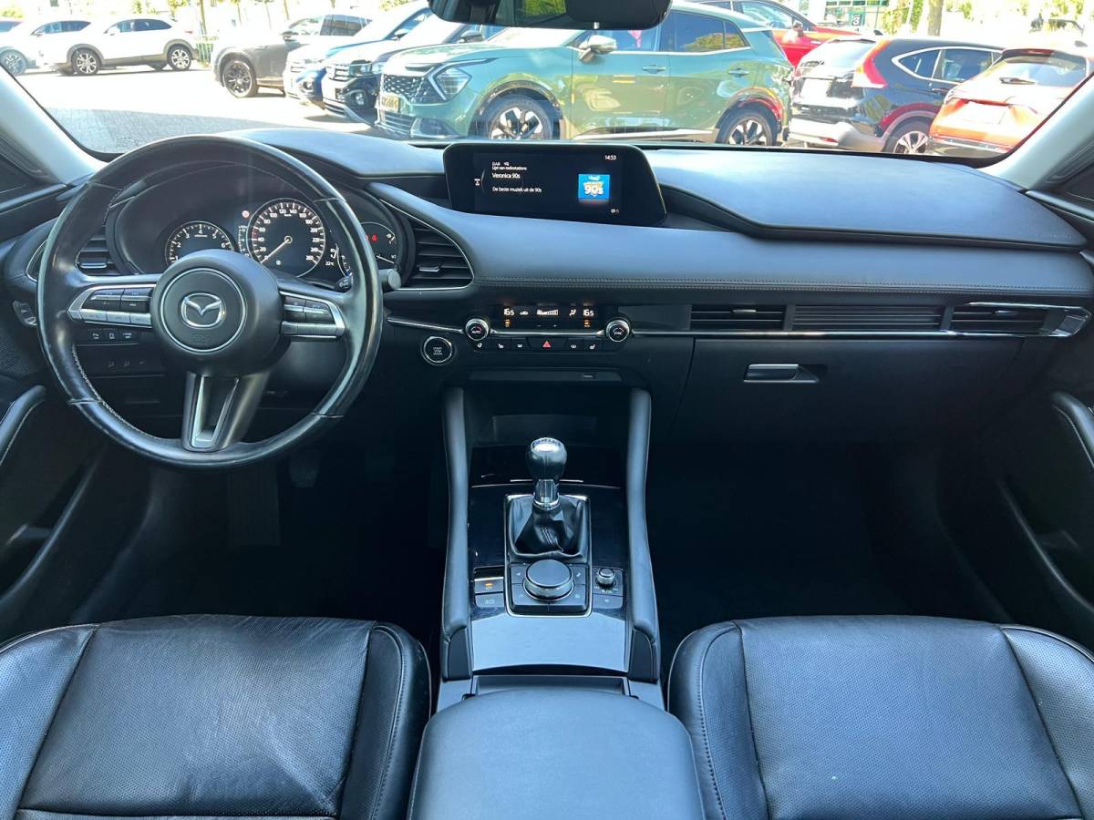 Mazda 3 Mazda 3 2.0 e-SkyActiv-G M Hybrid 122 Luxury |18″LM VELGEN | A.CAMERA | LEDER | Bose AUDIO | HEAD-UP DISPLAY | ADAPTIVE CRUISE | APPLE CARPLAY/ANDROID AUTO | NED.AUTO |