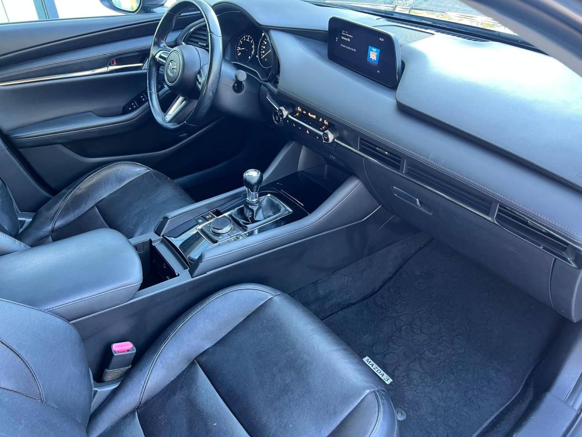 Mazda 3 Mazda 3 2.0 e-SkyActiv-G M Hybrid 122 Luxury |18″LM VELGEN | A.CAMERA | LEDER | Bose AUDIO | HEAD-UP DISPLAY | ADAPTIVE CRUISE | APPLE CARPLAY/ANDROID AUTO | NED.AUTO |