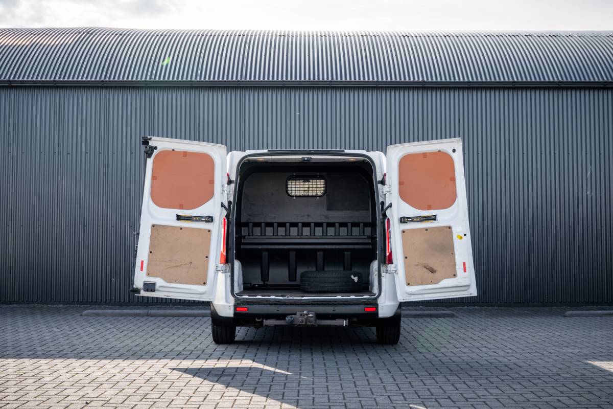 Ford Transit Custom Ford Transit Custom 2.0 EcoBlue L1H1 | DC 6-Zits | LED | Cruise | PDC | Airco | Trekhaak