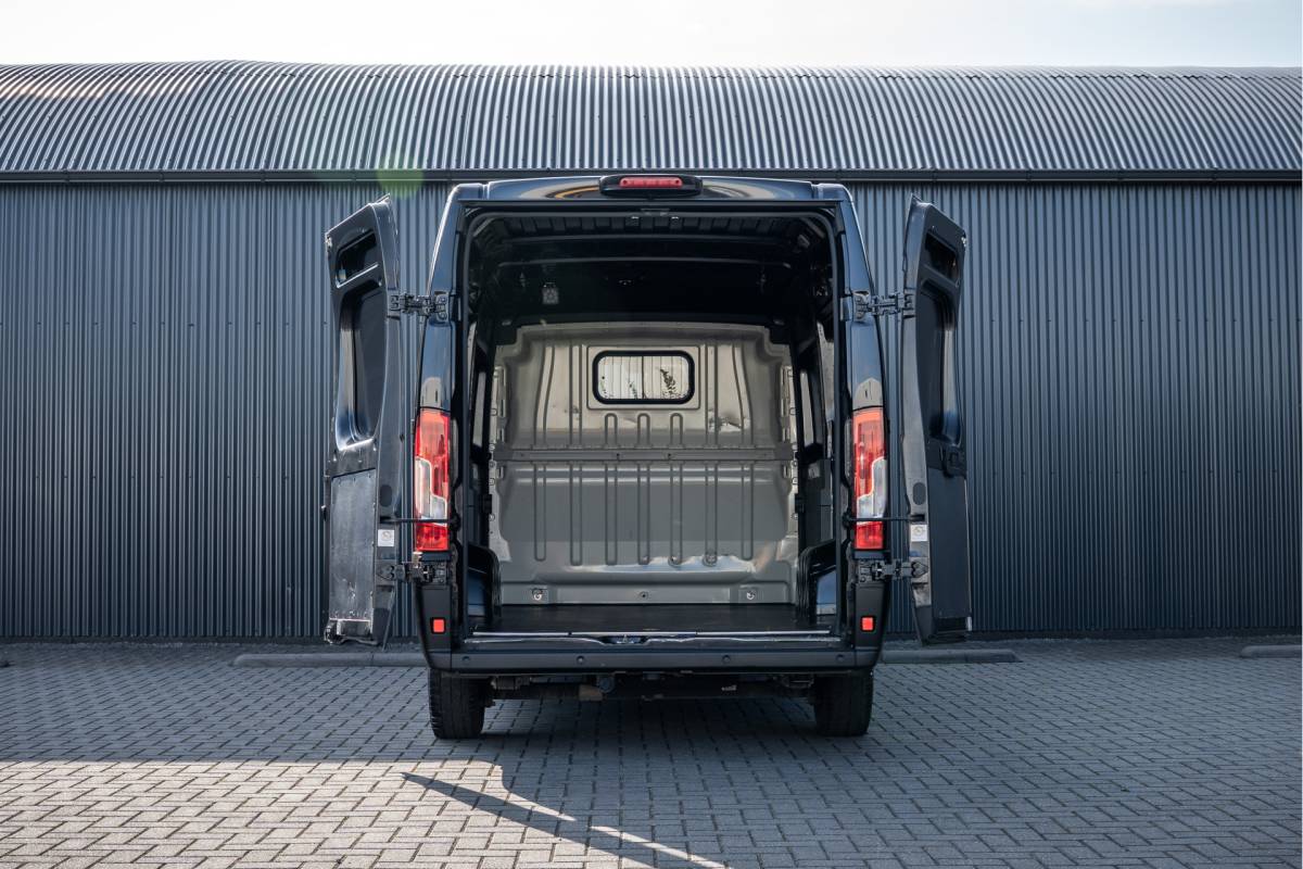 Peugeot Boxer Peugeot Boxer 2.2 BlueHDi 140 L2H2 | 140  PK | 3-Zits | Cruise | Camera | Navi | Airco