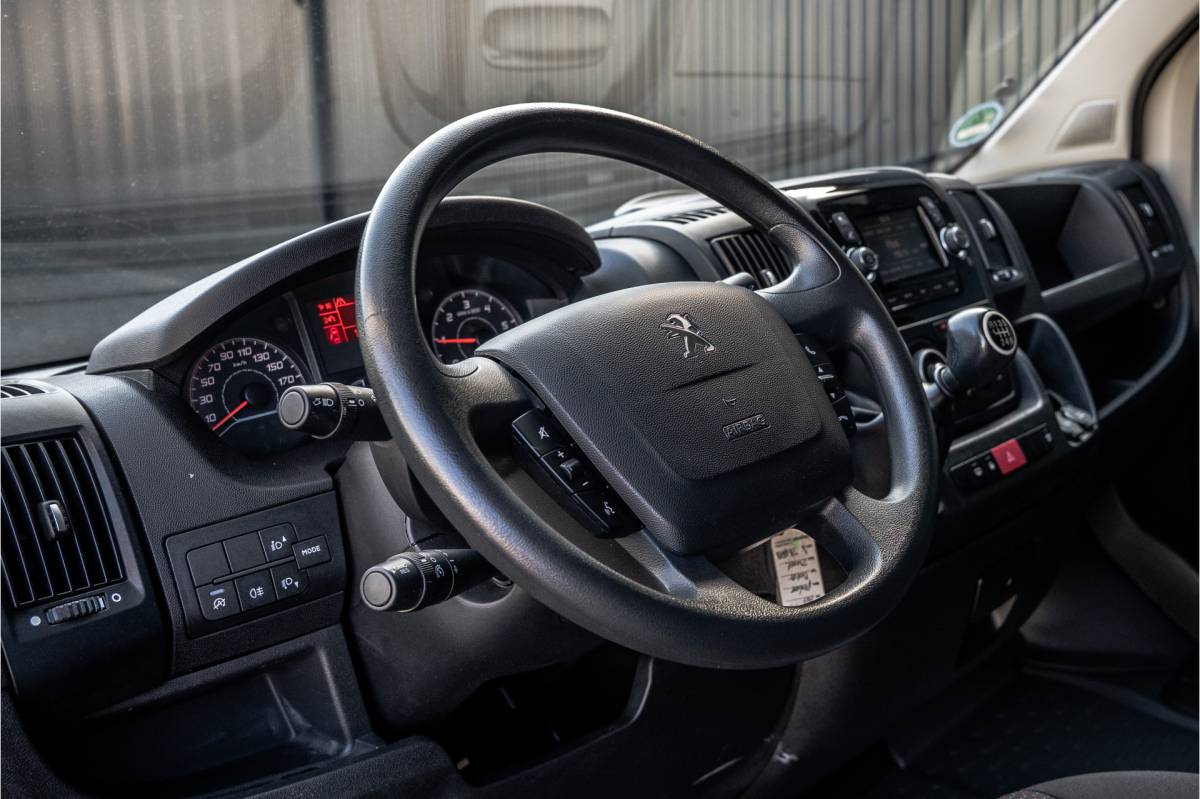 Peugeot Boxer Peugeot Boxer 2.2 BlueHDi 140 L2H2 | 140  PK | 3-Zits | Cruise | Camera | Navi | Airco