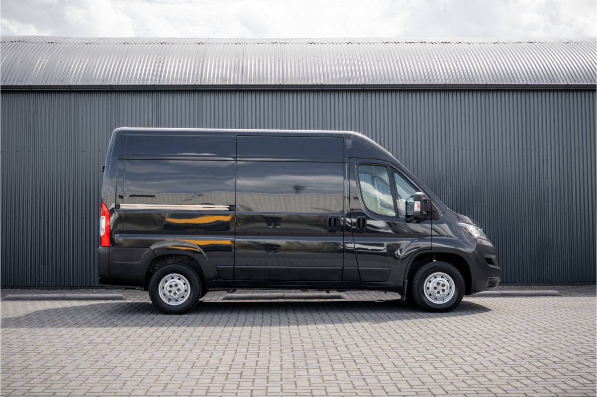Peugeot Boxer Peugeot Boxer 2.2 BlueHDi 140 L2H2 | 140  PK | 3-Zits | Cruise | Camera | Navi | Airco