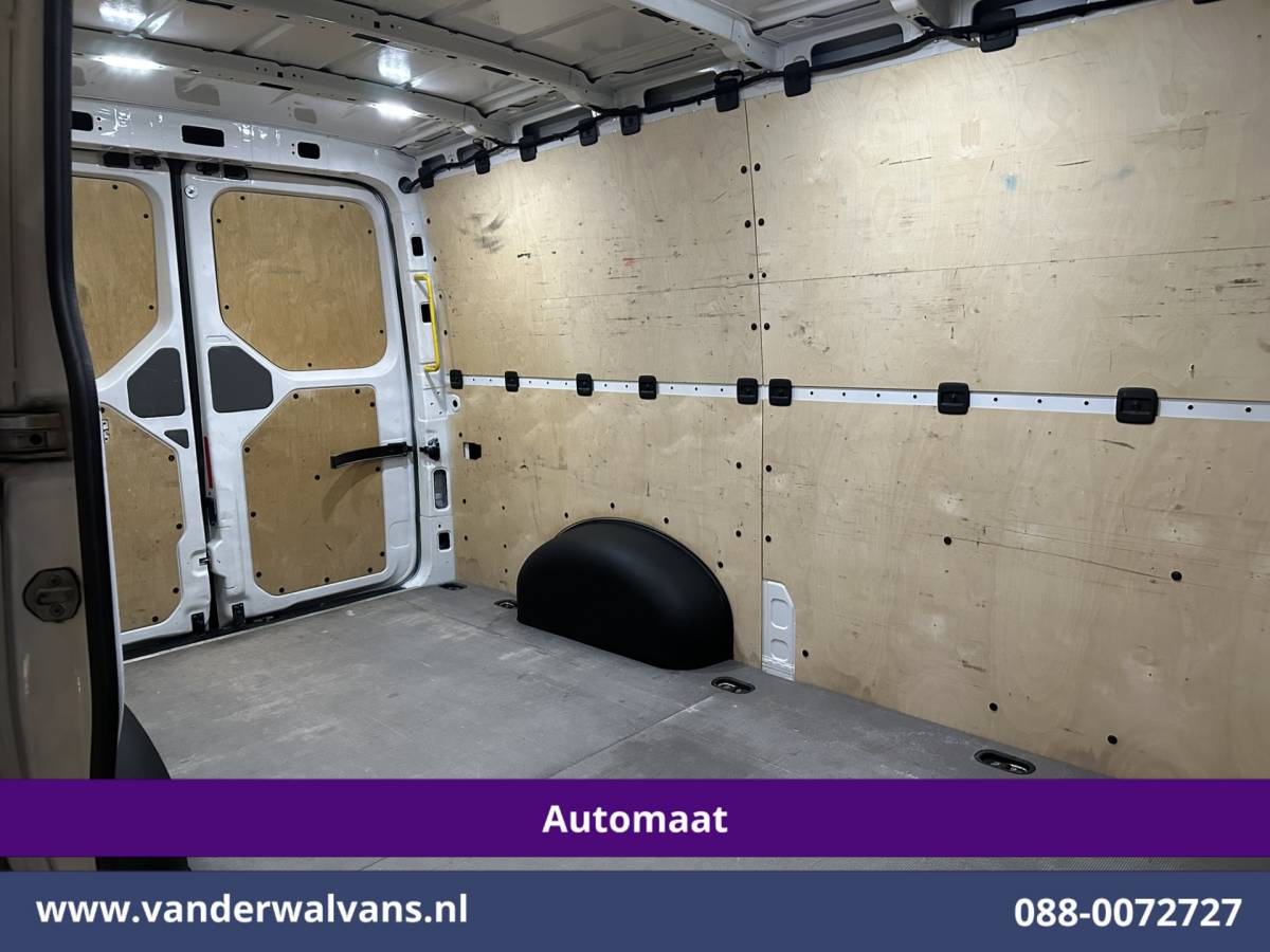 Volkswagen Crafter Volkswagen Crafter 2.0 TDI 141pk Automaat L3H2 L2H1 Euro6 Airco | Camera | Apple Carplay | 3000kg Trekhaak | Cruisecontrol Android Auto, Stoelverwarming, Parkeersensoren, Bijrijdersbank