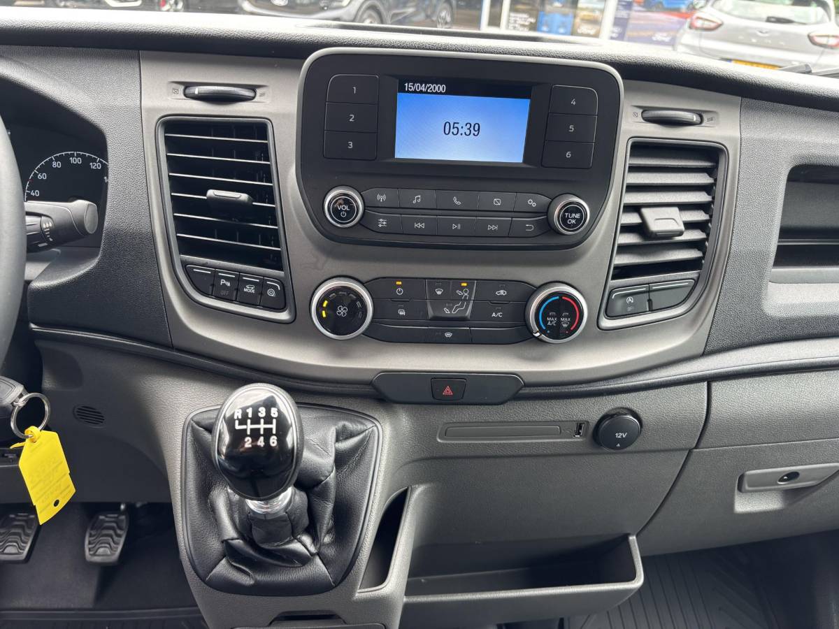 Ford Transit Ford Transit 350 2.0 TDCI L2H2 Trend | SCI 130pk | 3 zits | Voorruit verwarming | Cruise control | Parkeersensoren
