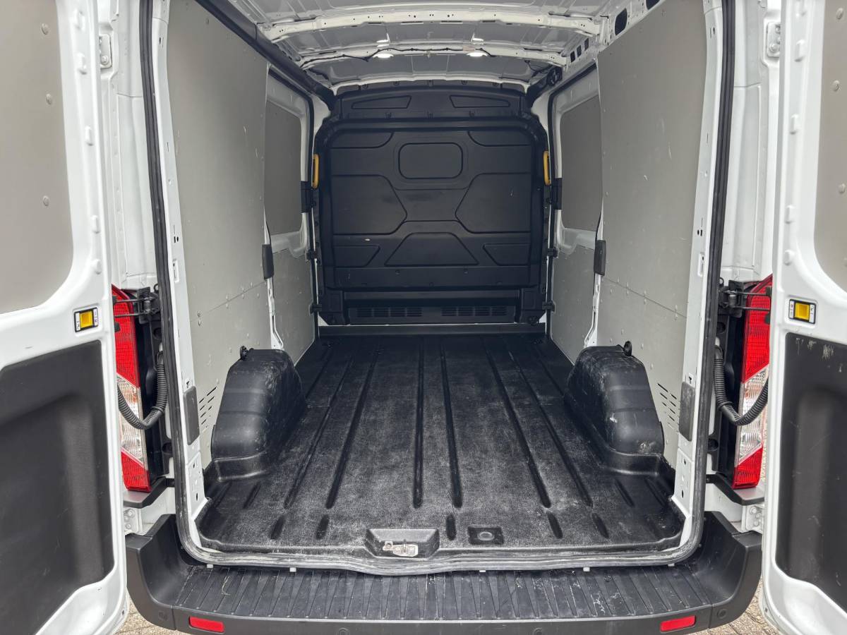 Ford Transit Ford Transit 350 2.0 TDCI L2H2 Trend | SCI 130pk | 3 zits | Voorruit verwarming | Cruise control | Parkeersensoren