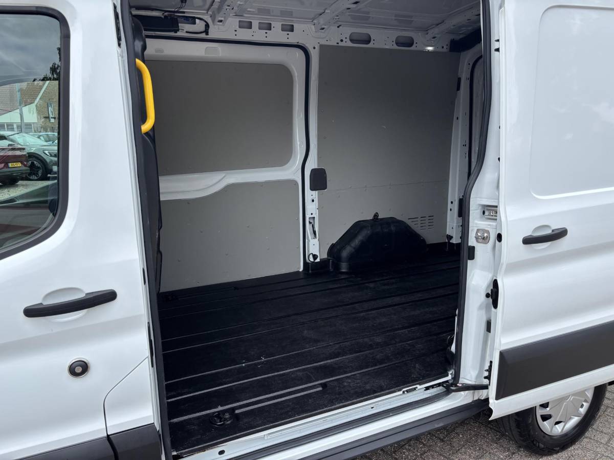 Ford Transit Ford Transit 350 2.0 TDCI L2H2 Trend | SCI 130pk | 3 zits | Voorruit verwarming | Cruise control | Parkeersensoren