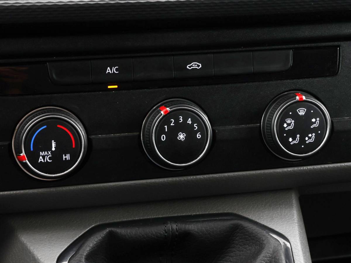 Volkswagen Transporter Volkswagen Transporter 2.0 TDI L1H1 28 · Camera · Trekhaak · Apple/Android Car Play · Navigatie · Cruise Control · Vloerplaat · 16” Inch · Garantie t/m 01-04-2028 of 100.000km