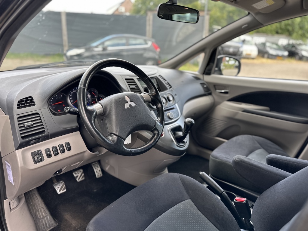 Mitsubishi Grandis Mitsubishi Grandis 2.4-16V Limited 7 PERSOONS *NAP*TREKHAAK*AIRCO*PDC*UNIEK