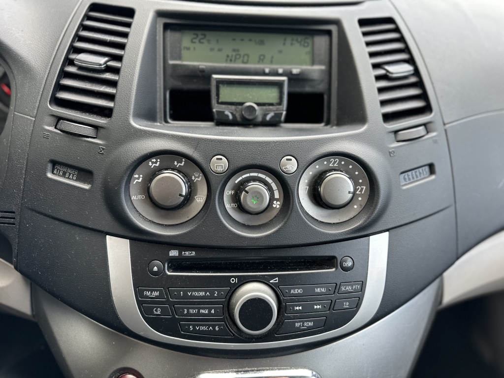 Mitsubishi Grandis Mitsubishi Grandis 2.4-16V Limited 7 PERSOONS *NAP*TREKHAAK*AIRCO*PDC*UNIEK