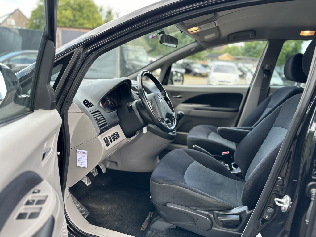 Mitsubishi Grandis Mitsubishi Grandis 2.4-16V Limited 7 PERSOONS *NAP*TREKHAAK*AIRCO*PDC*UNIEK