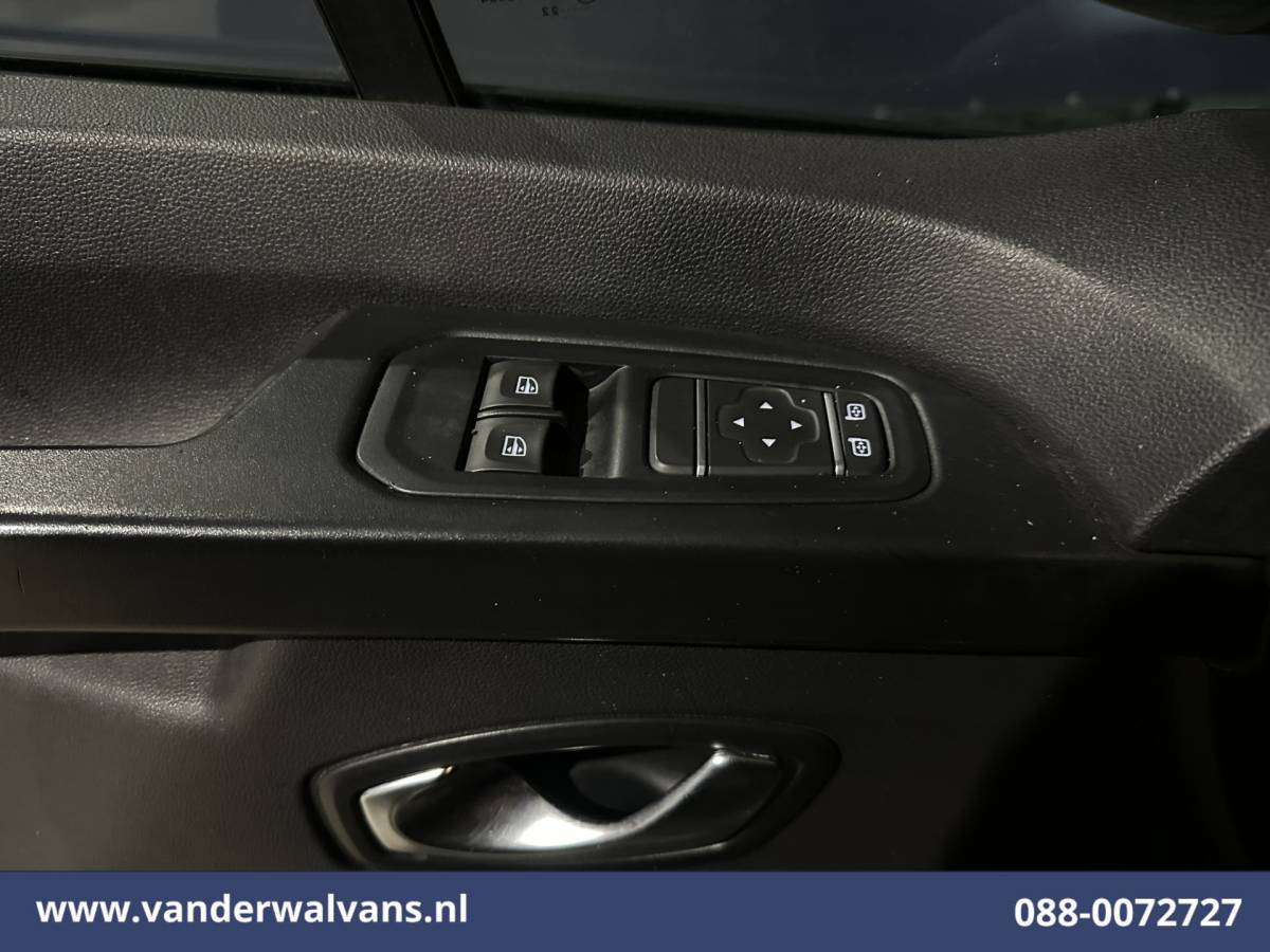 Renault Trafic Renault Trafic 2.0 dCi 131pk L2H1 Euro6 Airco | LED | Cruisecontrol | 2500kg Trekhaak | Parkeersensoren Bijrijdersbank