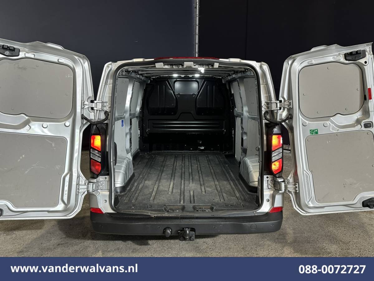 Ford Transit Custom Ford Transit Custom 2.0 TDCI 136pk L2H1 Euro6 Airco | Camera | Navigatie | Apple Carplay | LED | Cruisecontrol Android Auto, 2800kg trekhaak, Parkeersensoren, Verwarmde voorruit, Bijrijdersbank