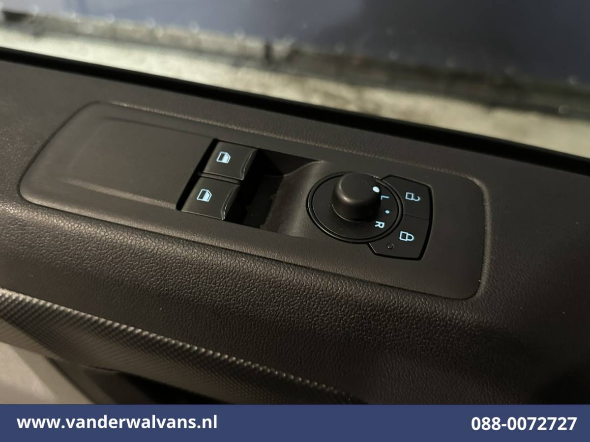 Ford Transit Custom Ford Transit Custom 2.0 TDCI 136pk L2H1 Euro6 Airco | Camera | Navigatie | Apple Carplay | LED | Cruisecontrol Android Auto, 2800kg trekhaak, Parkeersensoren, Verwarmde voorruit, Bijrijdersbank