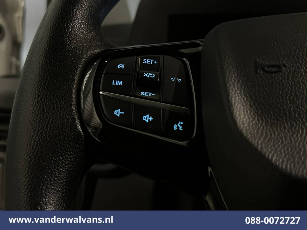 Ford Transit Custom Ford Transit Custom 2.0 TDCI 136pk L2H1 Euro6 Airco | Camera | Navigatie | Apple Carplay | LED | Cruisecontrol Android Auto, 2800kg trekhaak, Parkeersensoren, Verwarmde voorruit, Bijrijdersbank