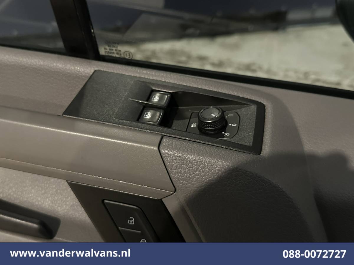 Volkswagen Crafter Volkswagen Crafter 2.0 TDI L3H2 L2H1 Euro6 Airco | Chauffeursstoel | Verwarmde voorruit Parkeersensoren