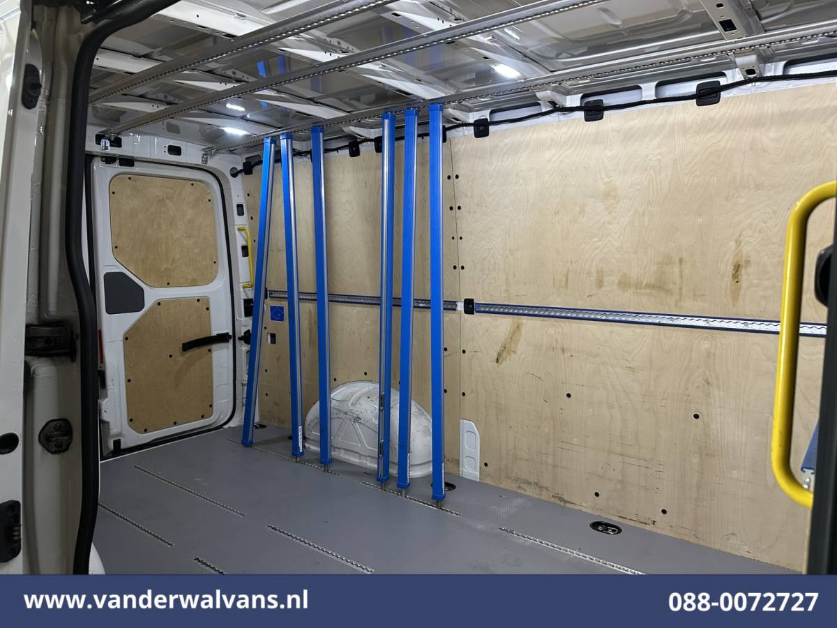 Volkswagen Crafter Volkswagen Crafter 2.0 TDI L3H2 L2H1 Euro6 Airco | Chauffeursstoel | Verwarmde voorruit Parkeersensoren