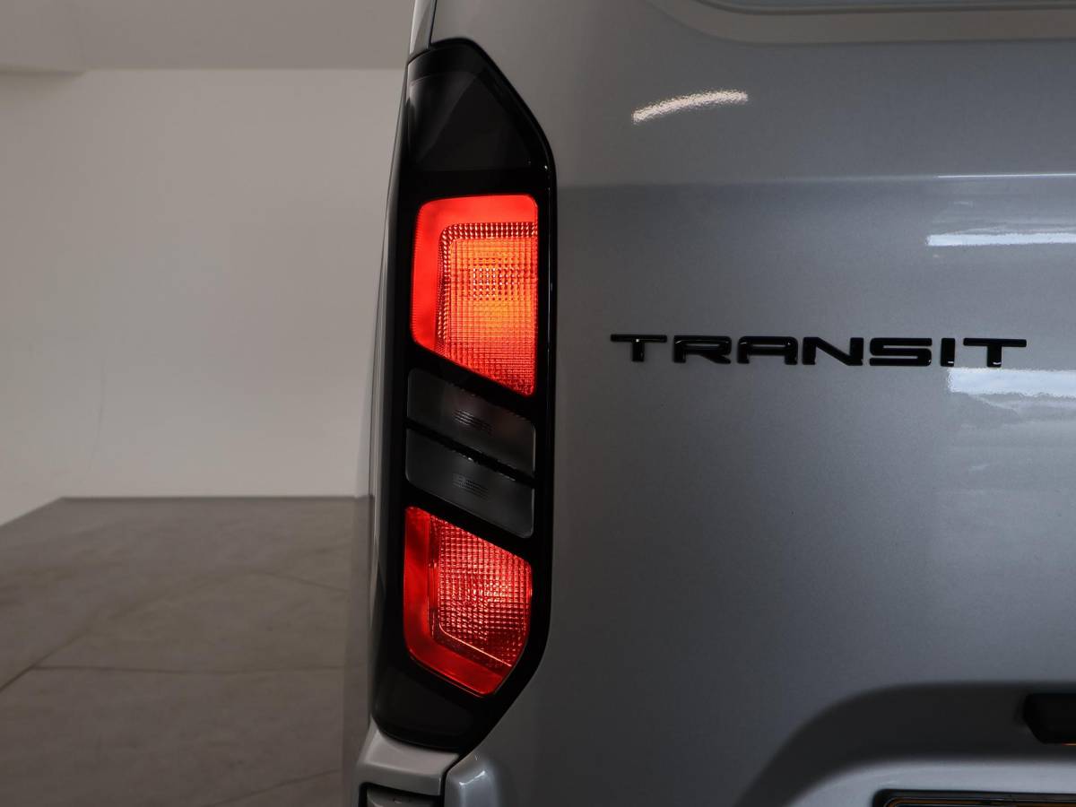 Ford Transit Custom Ford Transit Custom 300 2.0 TDCI L2H1 6-PERS DUBBEL CAB. + TREKHAAK | CARPLAY | CAMERA