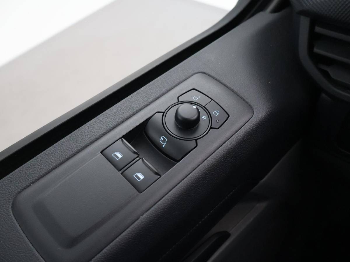 Ford Transit Custom Ford Transit Custom 300 2.0 TDCI L2H1 6-PERS DUBBEL CAB. + TREKHAAK | CARPLAY | CAMERA
