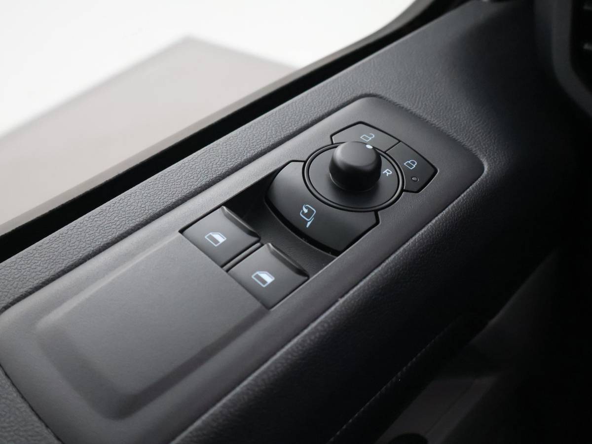 Ford Transit Custom Ford Transit Custom 300 2.0 TDCI L2H1 6-PERS DUBBEL CAB. + TREKHAAK | CARPLAY | CAMERA