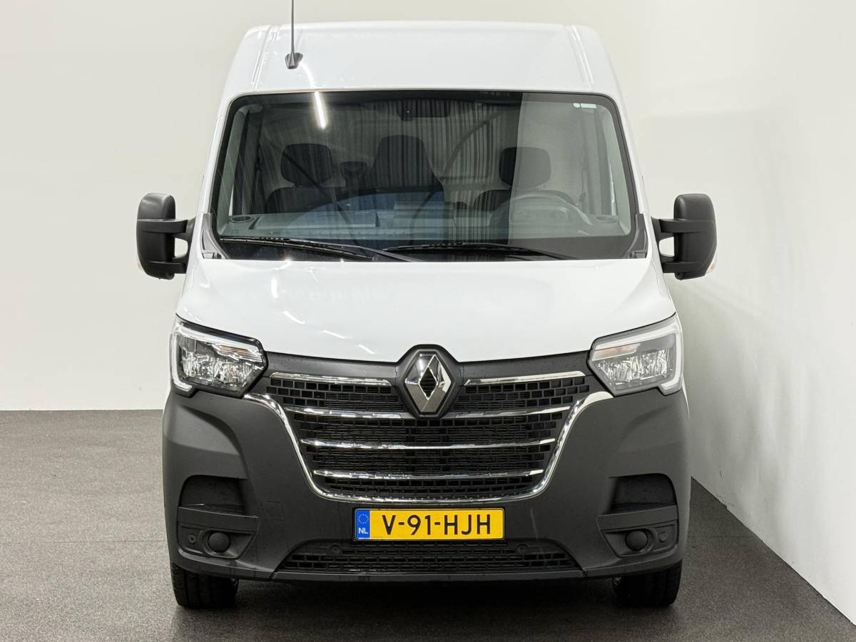 Renault Master Renault Master T33 2.3 dCi 135 L2H2 BPM VRIJ! Airco Cruise control Parkeersensoren Navigatie Trekhaak
