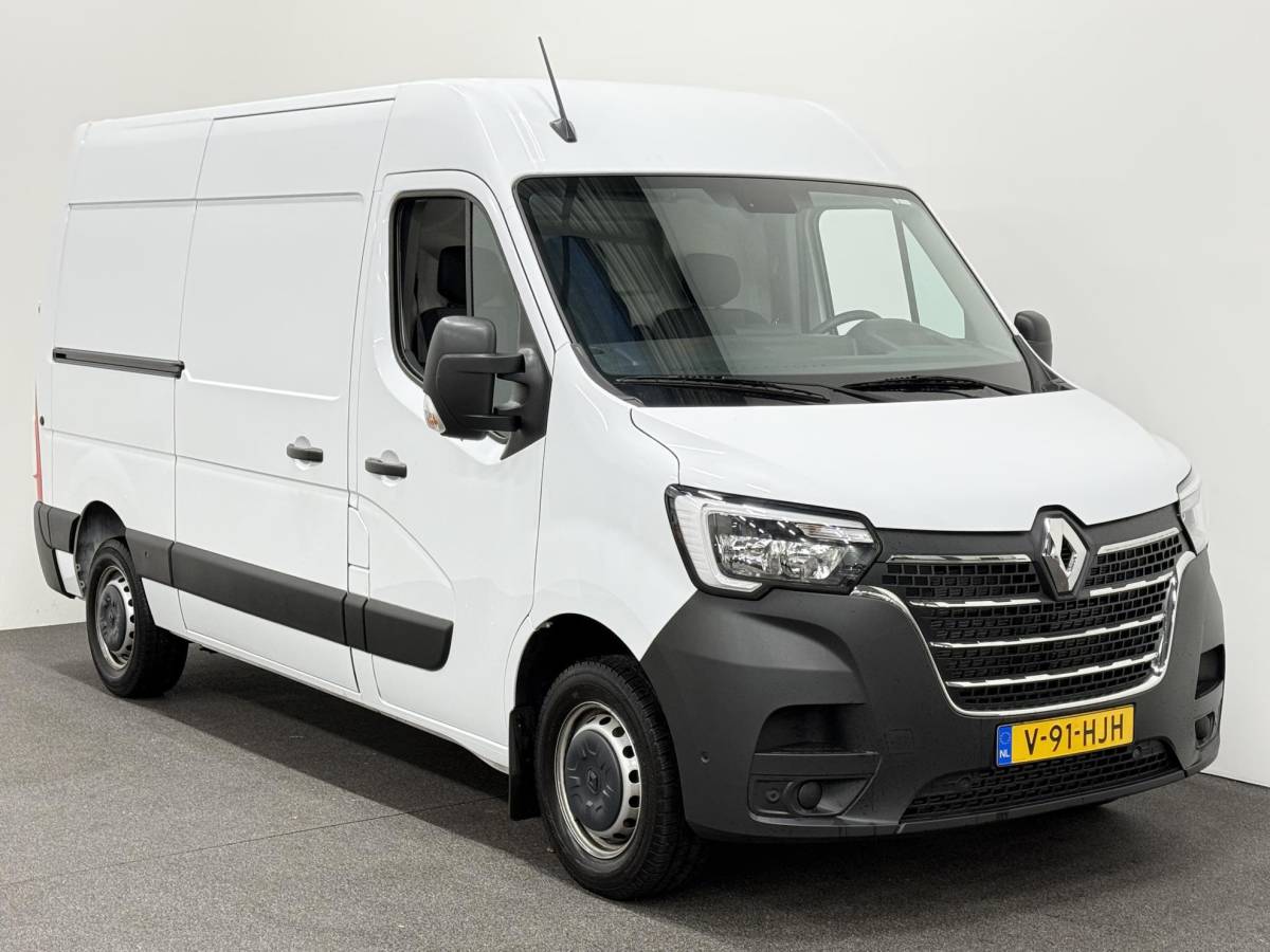 Renault Master Renault Master T33 2.3 dCi 135 L2H2 BPM VRIJ! Airco Cruise control Parkeersensoren Navigatie Trekhaak