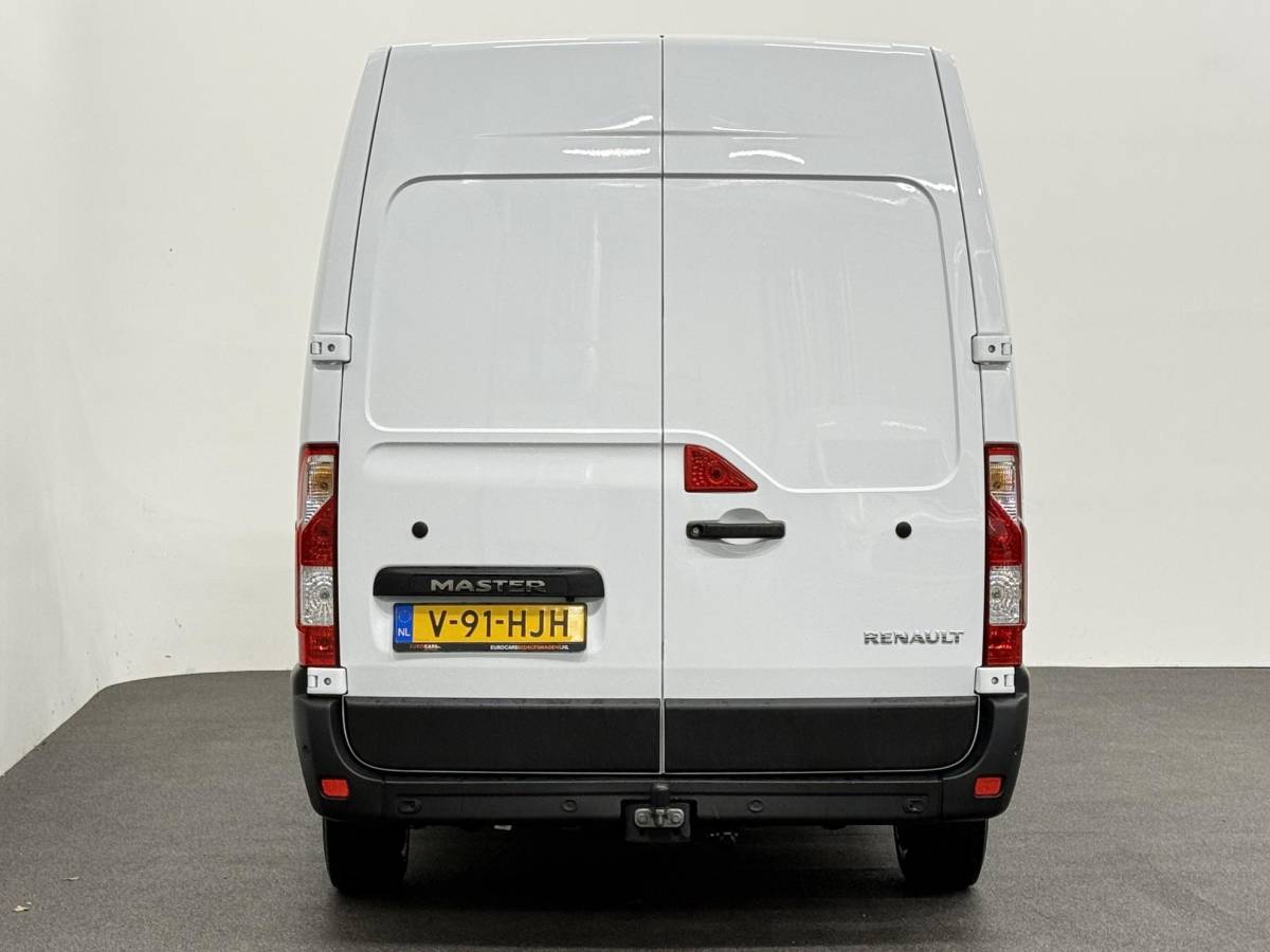 Renault Master Renault Master T33 2.3 dCi 135 L2H2 BPM VRIJ! Airco Cruise control Parkeersensoren Navigatie Trekhaak